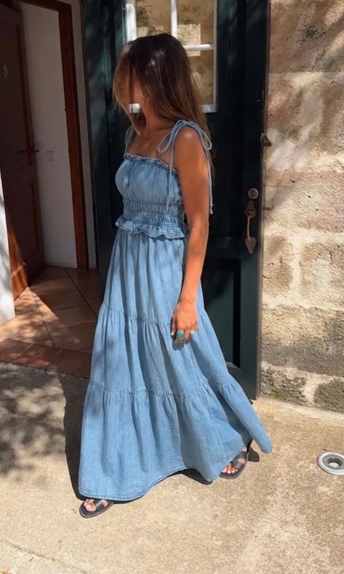 Denim midi jurk lichte denim - voorkant model