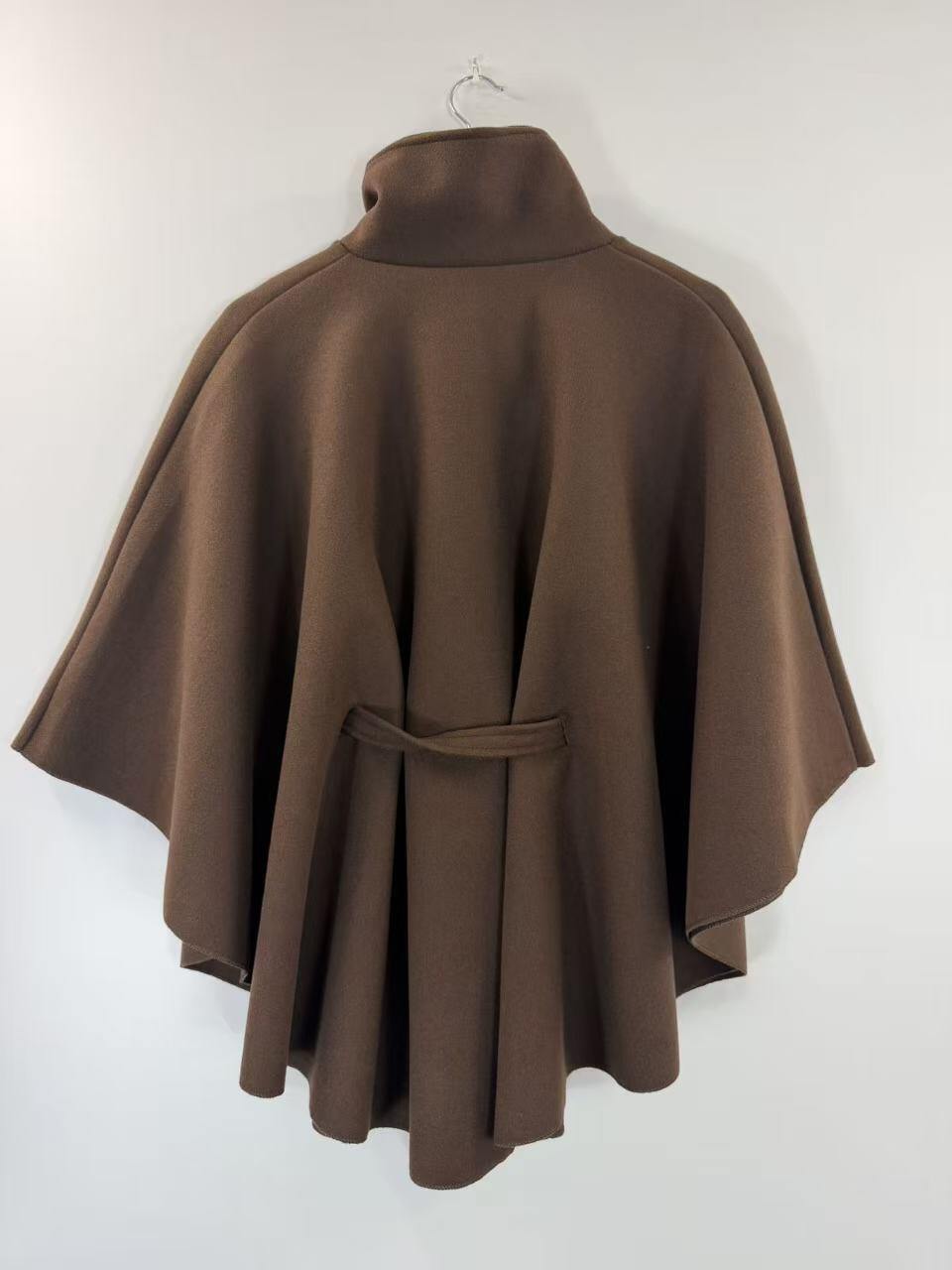 Bruine wintercape met riem, achterkant