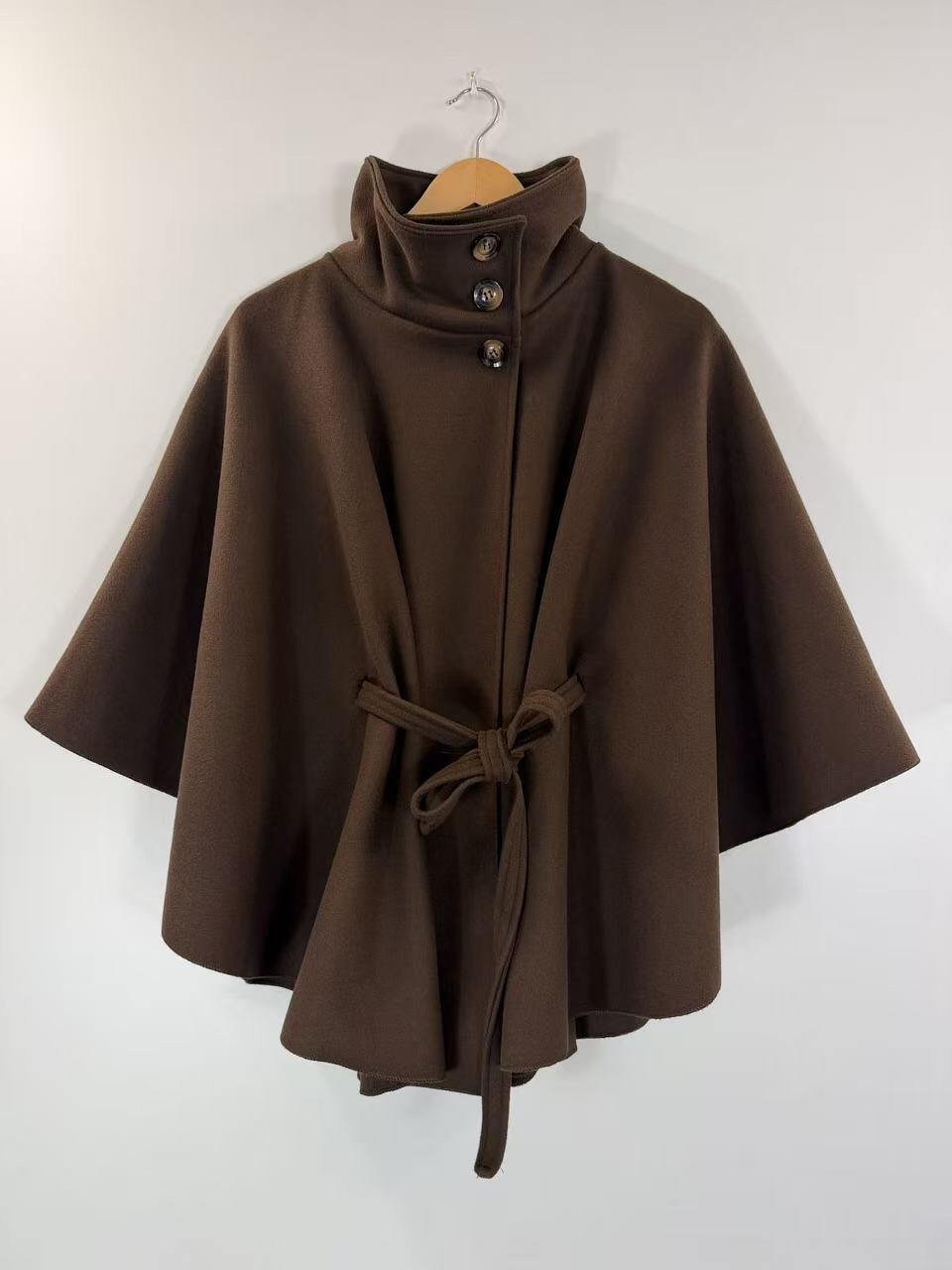 Bruine wintercape met riem, voorkant