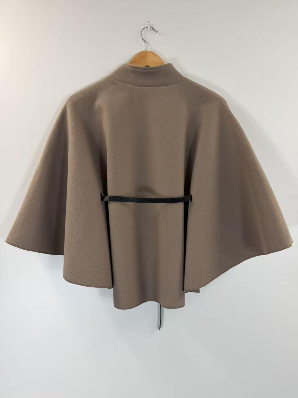 Kaki-beige wintercape met zwart riempje, achterkant