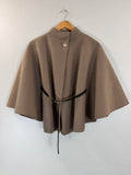 Kaki-beige wintercape met zwart riempje, voorkant