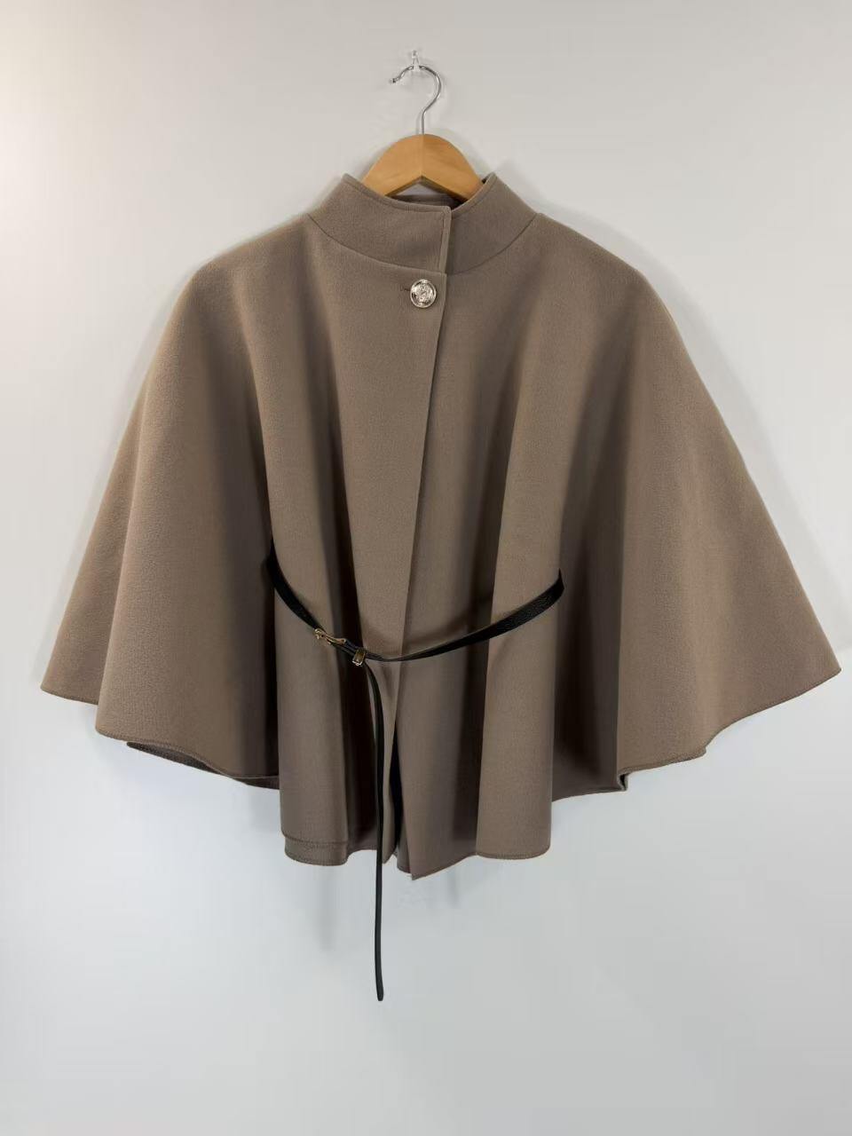 Kaki-beige wintercape met zwart riempje, voorkant